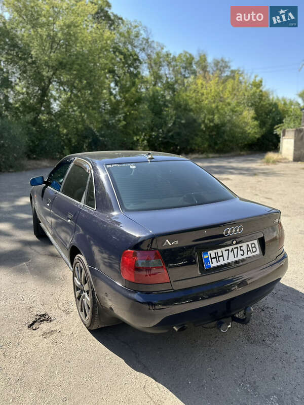 Седан Audi A4 1995 в Раздельной