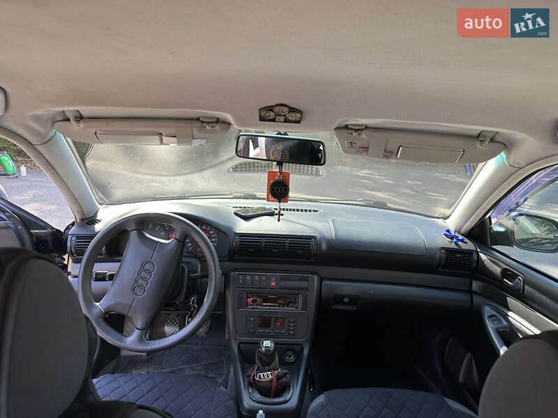 Седан Audi A4 1995 в Раздельной