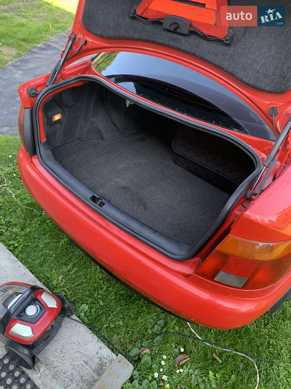 Седан Audi A4 1995 в Бобрке