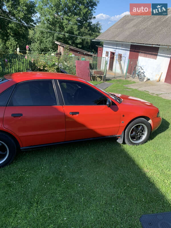 Седан Audi A4 1995 в Бобрке