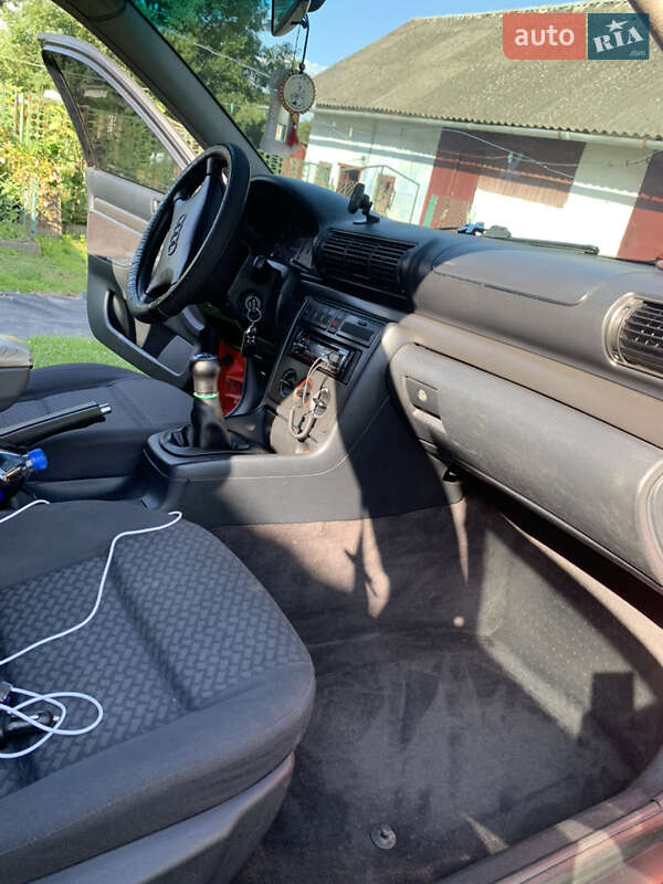 Седан Audi A4 1995 в Бобрке