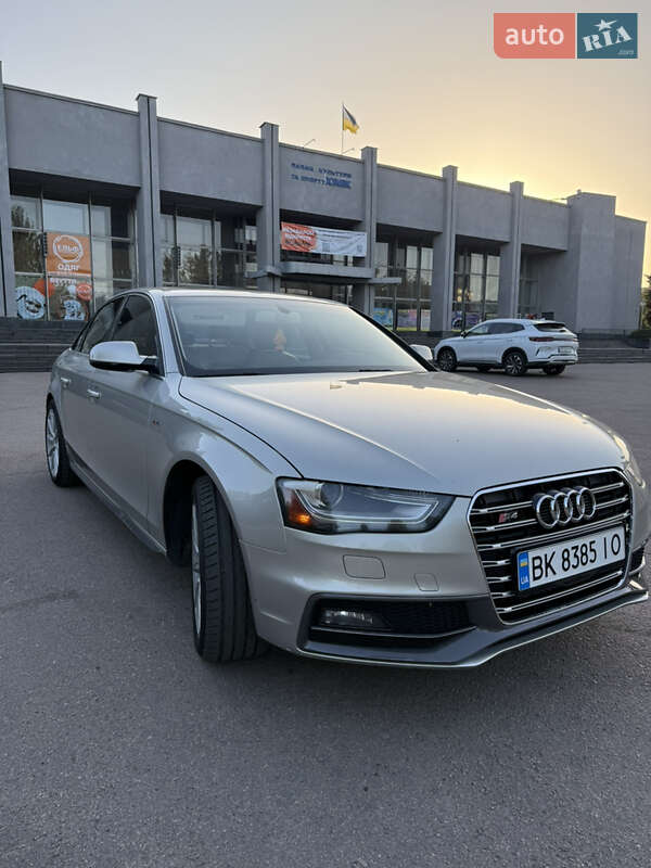 Седан Audi A4 2014 в Ровно
