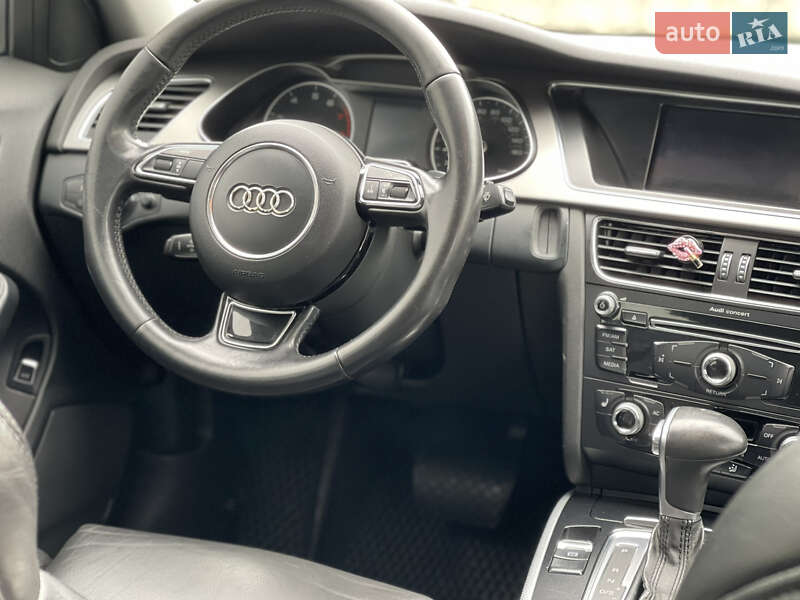 Седан Audi A4 2012 в Чернівцях