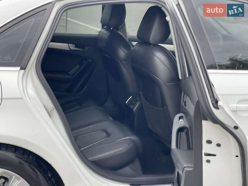 Седан Audi A4 2012 в Чернівцях