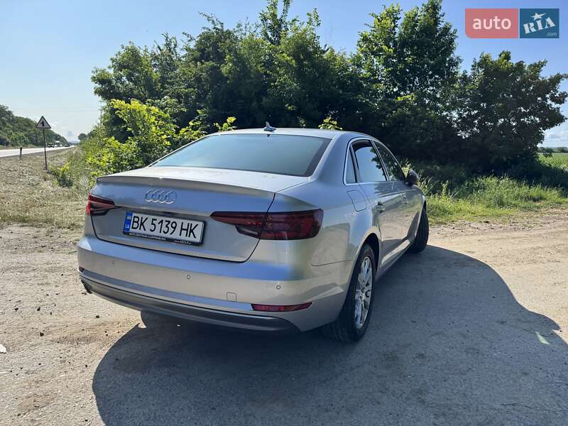 Седан Audi A4 2018 в Львове