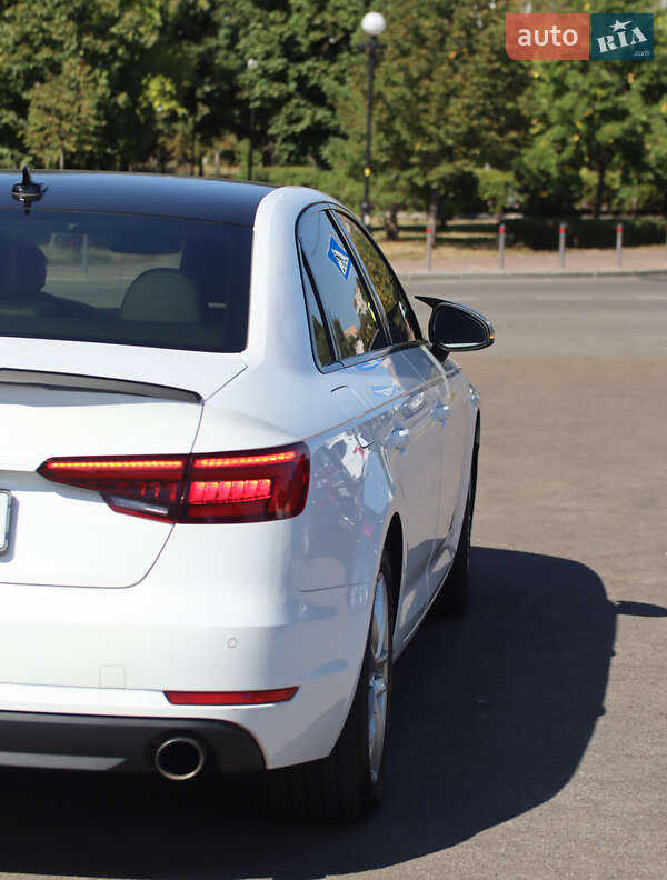 Седан Audi A4 2016 в Киеве