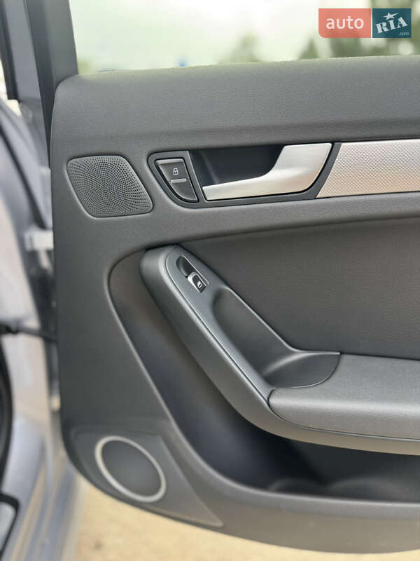Седан Audi A4 2015 в Самборі