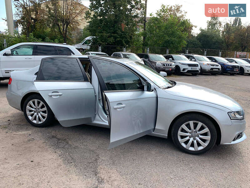 Седан Audi A4 2012 в Виннице