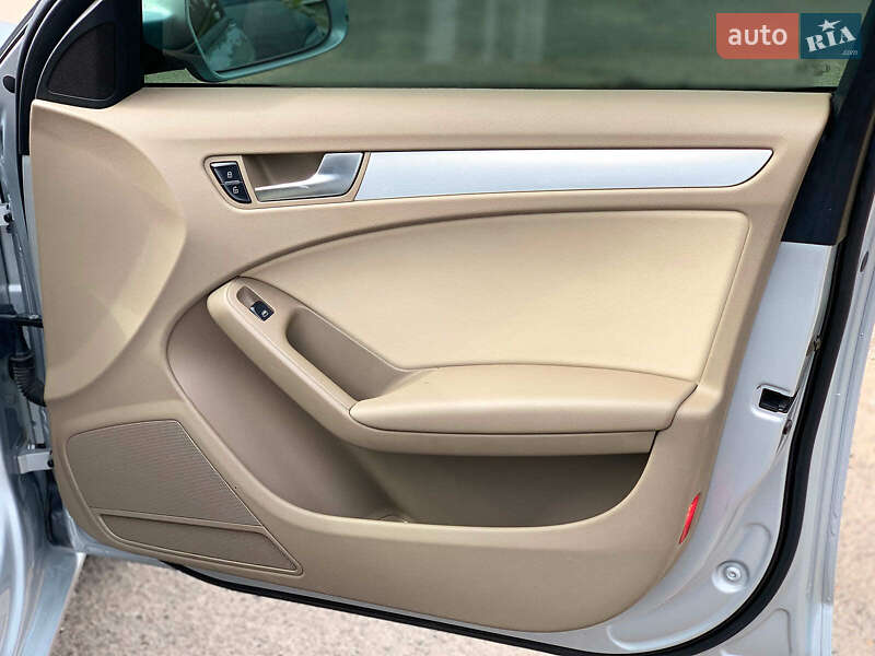 Седан Audi A4 2012 в Виннице
