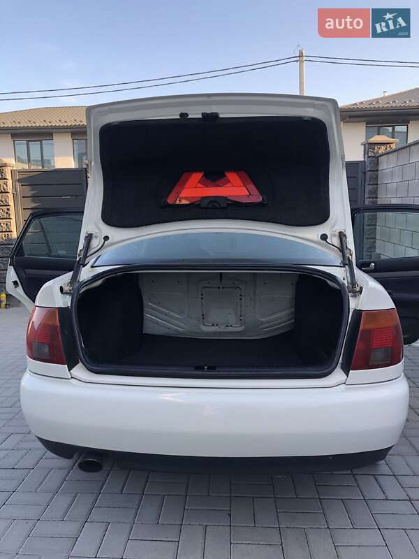 Седан Audi A4 1996 в Ровно