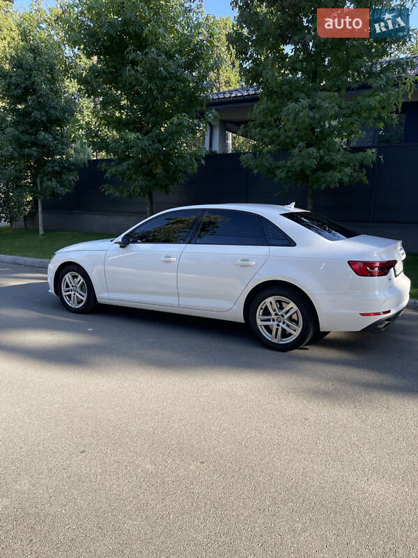 Седан Audi A4 2015 в Ірпені