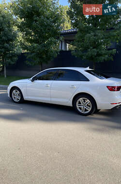 Седан Audi A4 2015 в 