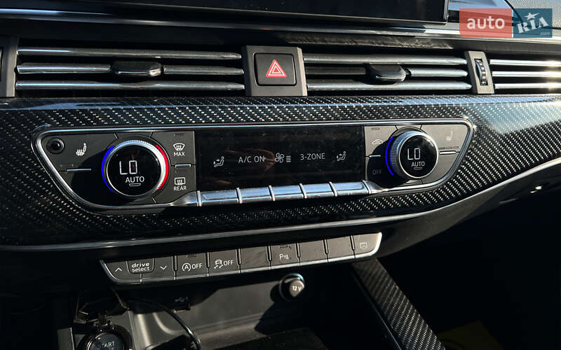 Седан Audi A4 2023 в Львове