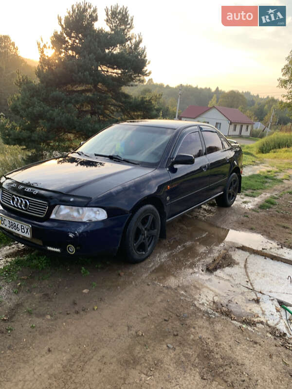 Седан Audi A4 1996 в Стрілках