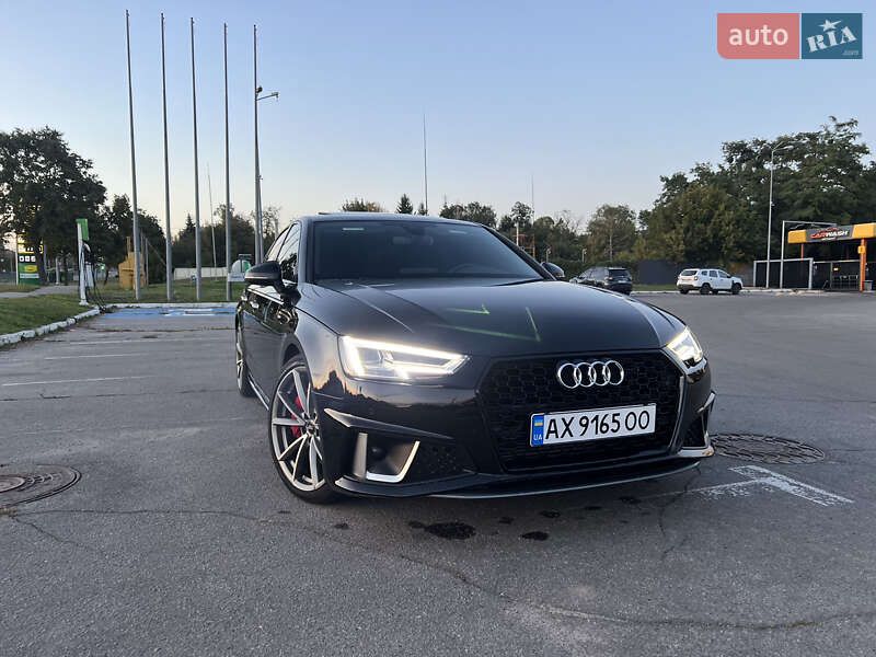 Седан Audi A4 2017 в 