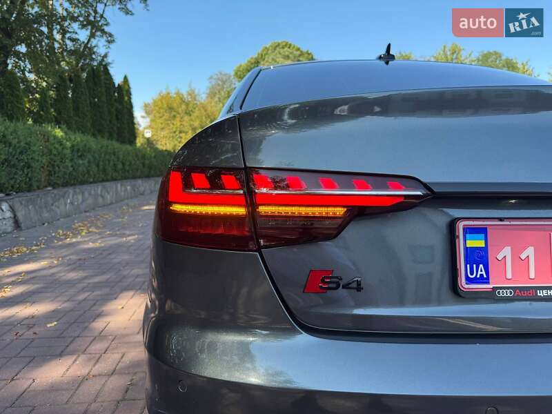 Седан Audi A4 2022 в Виннице