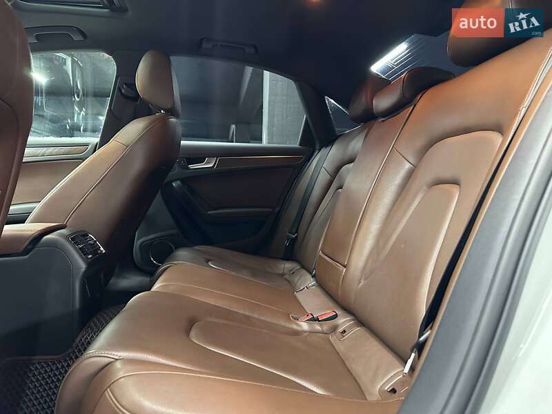 Седан Audi A4 2012 в Чернівцях