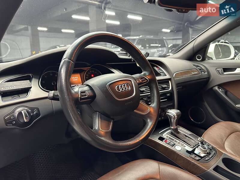 Седан Audi A4 2012 в Чернівцях