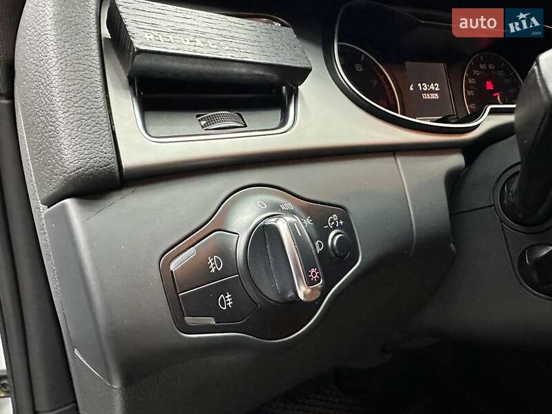 Седан Audi A4 2012 в Чернівцях