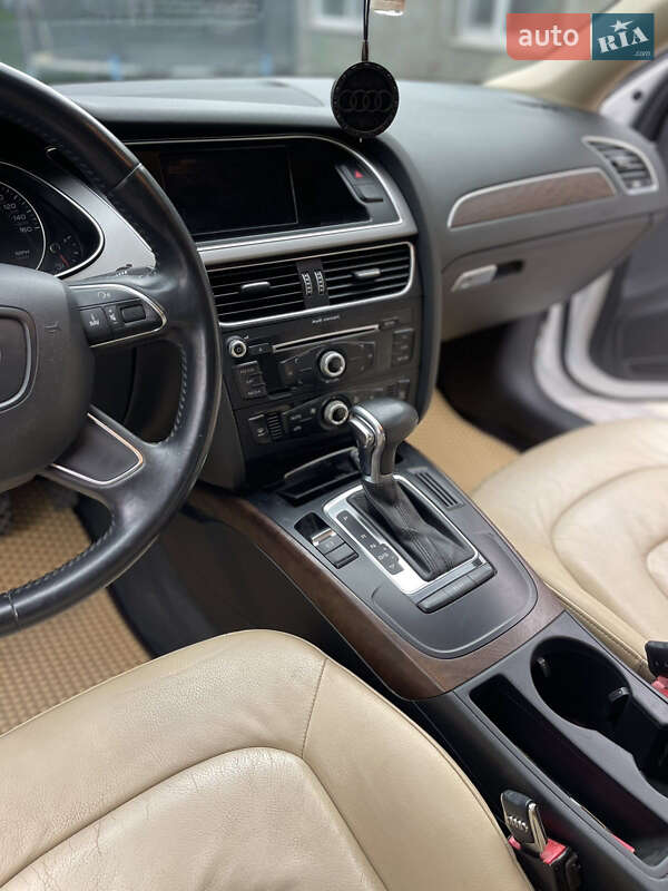 Седан Audi A4 2012 в Ананьеве