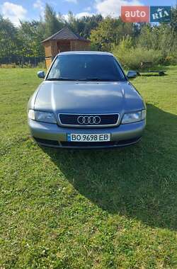 Седан Audi A4 1995 в Остроге