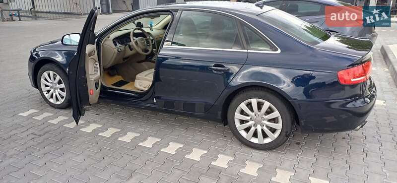Седан Audi A4 2010 в Владимире