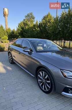 Седан Audi A4 2022 в 