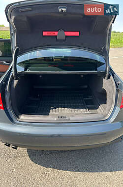 Седан Audi A4 2010 в Ромнах