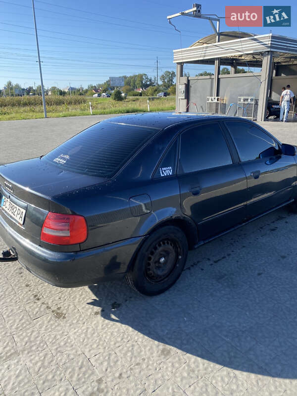 Седан Audi A4 1996 в Львове