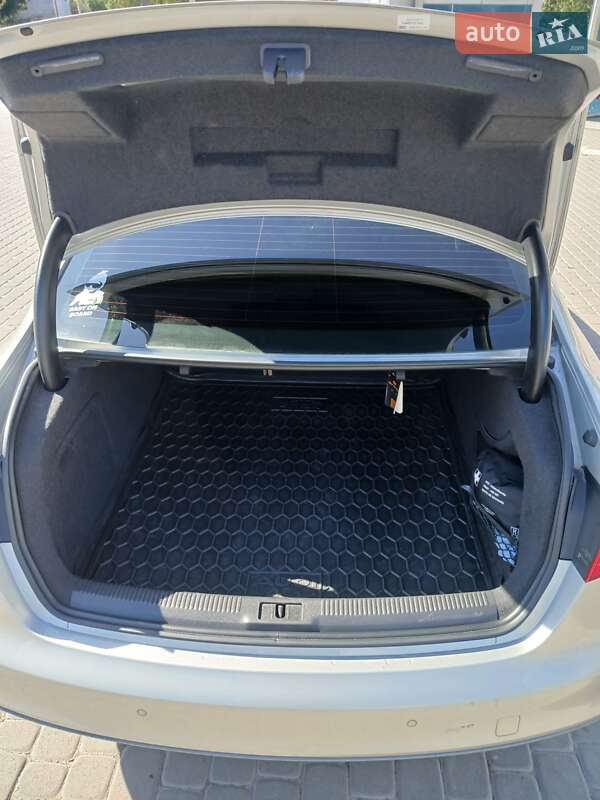 Седан Audi A4 2014 в Львове