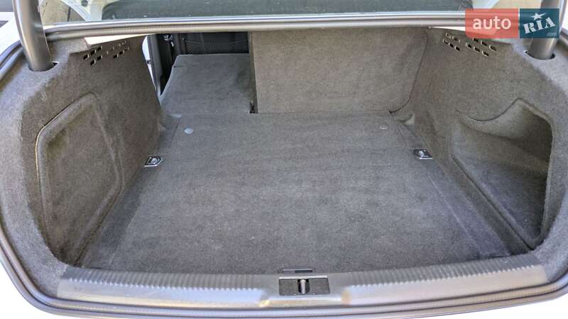 Седан Audi A4 2015 в Луцке