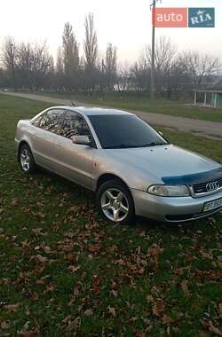 Седан Audi A4 1998 в Новгородці