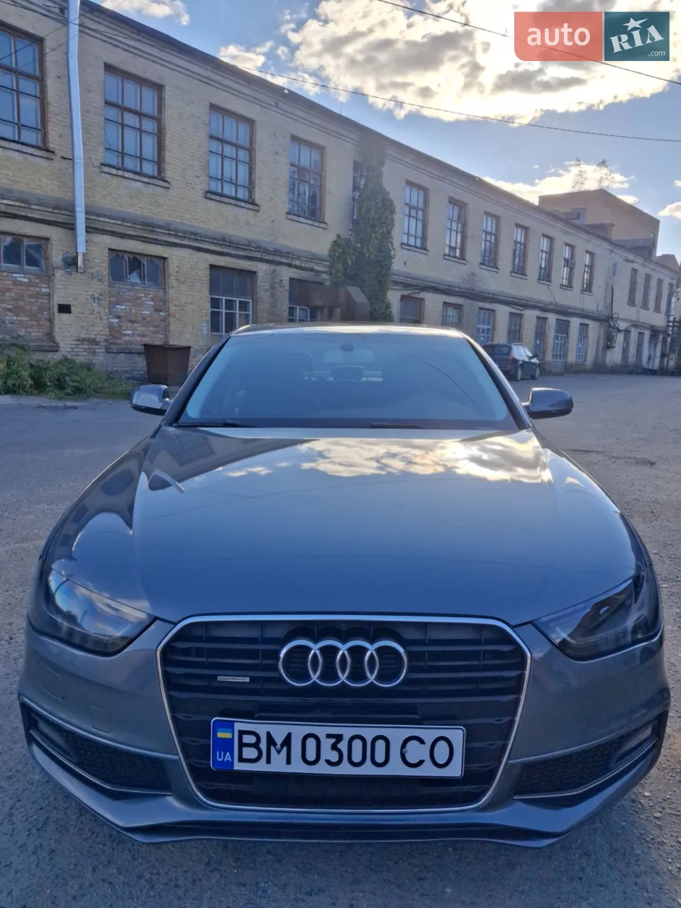 Продам собственную Audi A4 в рестайлинге. Машина пригнана из США, во владении более полугода. Состояние автомобиля — сел и поехал, без преувеличений.Двигатель 2.0 TFSI работает идеально. Нет ни одной ошибки по диагностике.Недавно произведена полная замена цепи ГРМ (одна из самых важных и дорогих процедур для этого мотора). По технике всё сделано, вложений не требует.Весь автомобиль в родной краске, за исключением капота (косметический подкрас). Весь остальной кузов в оригинале.
