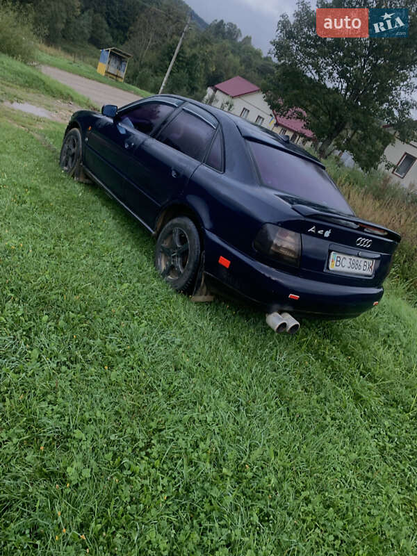 Седан Audi A4 1996 в Стрілках