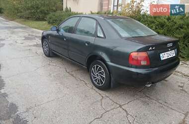 Седан Audi A4 1996 в Хотине