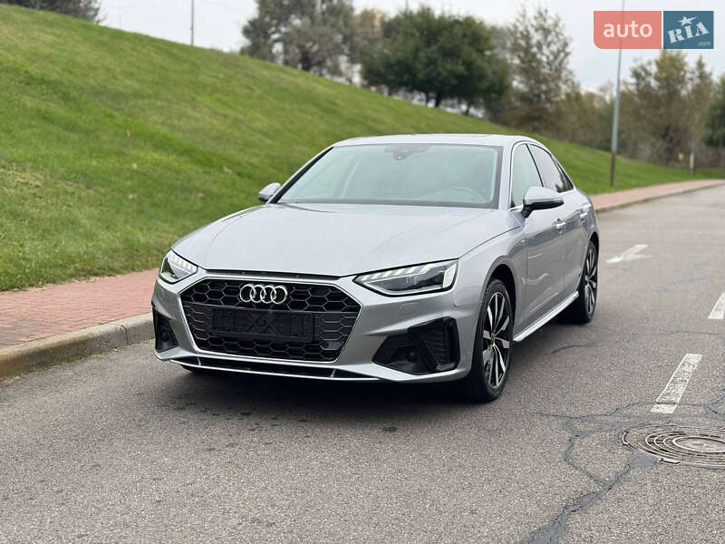 Седан Audi A4 2021 в 