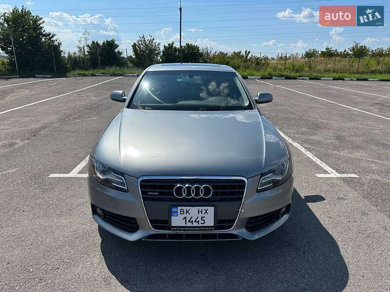 Седан Audi A4 2010 в Ровно