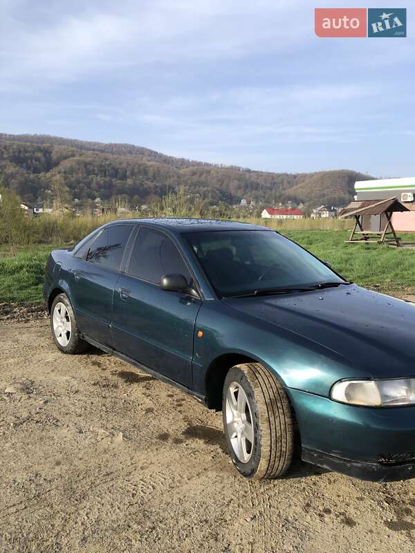 Седан Audi A4 1995 в Косові