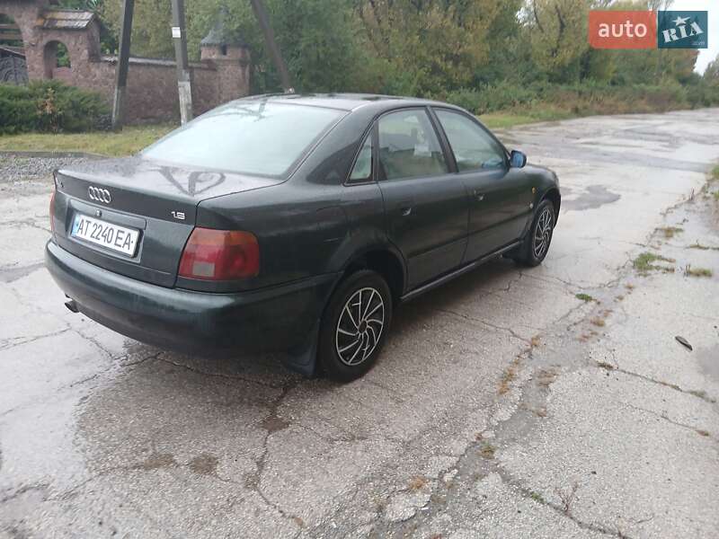 Седан Audi A4 1996 в Хотине