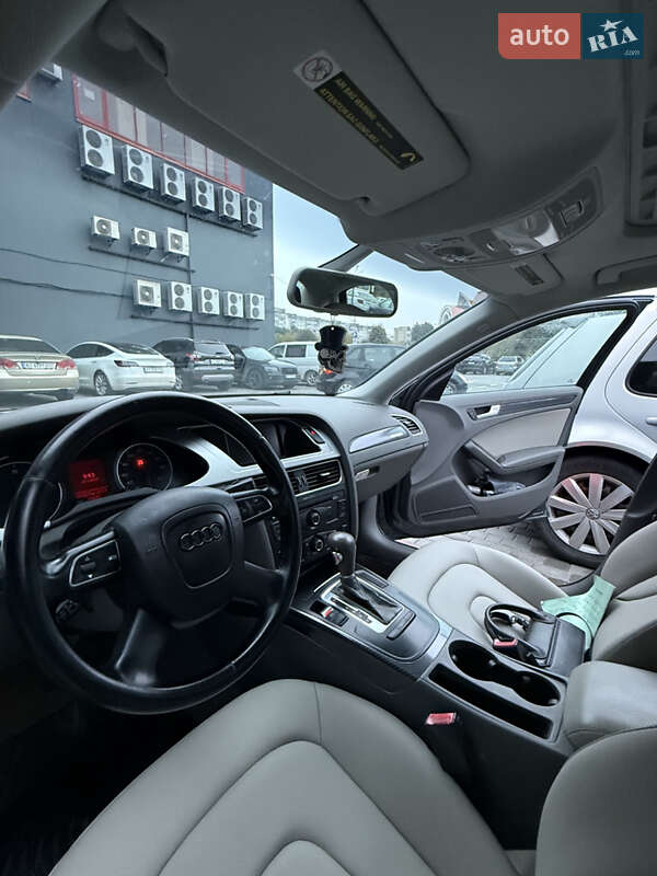Седан Audi A4 2011 в Буковеле