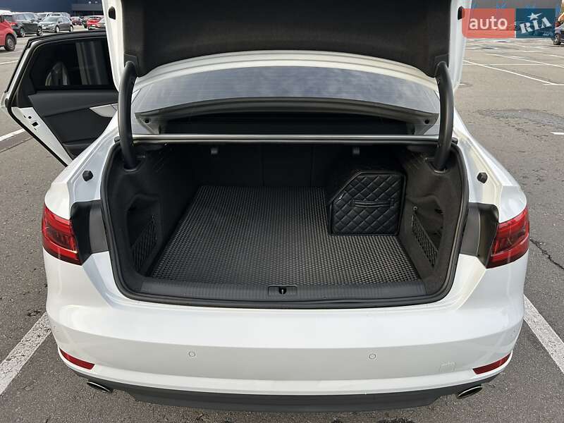 Седан Audi A4 2017 в Киеве