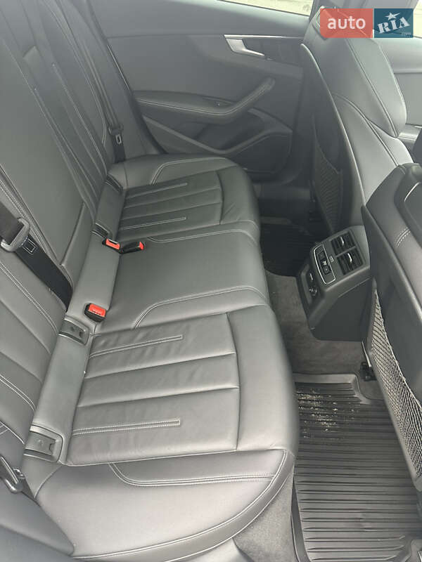 Седан Audi A4 2022 в Киеве