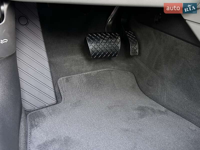 Седан Audi A4 2024 в Львове