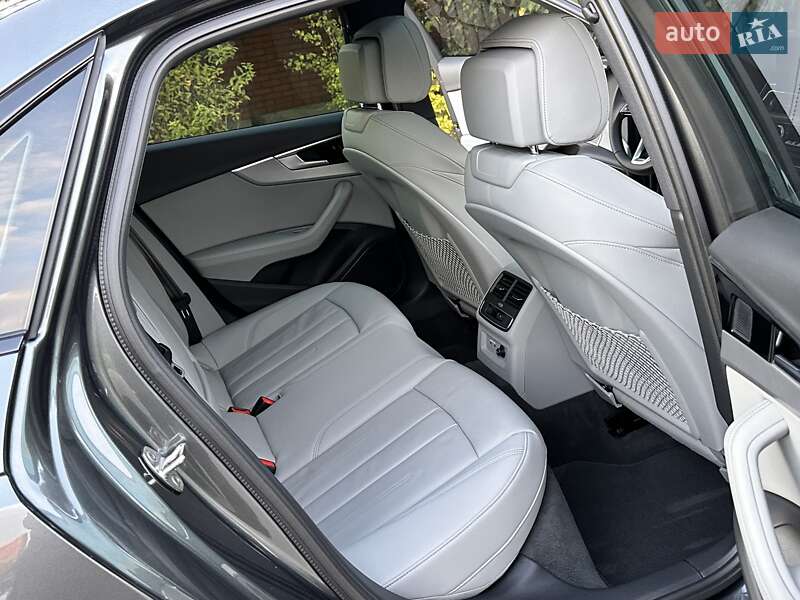 Седан Audi A4 2024 в Львове