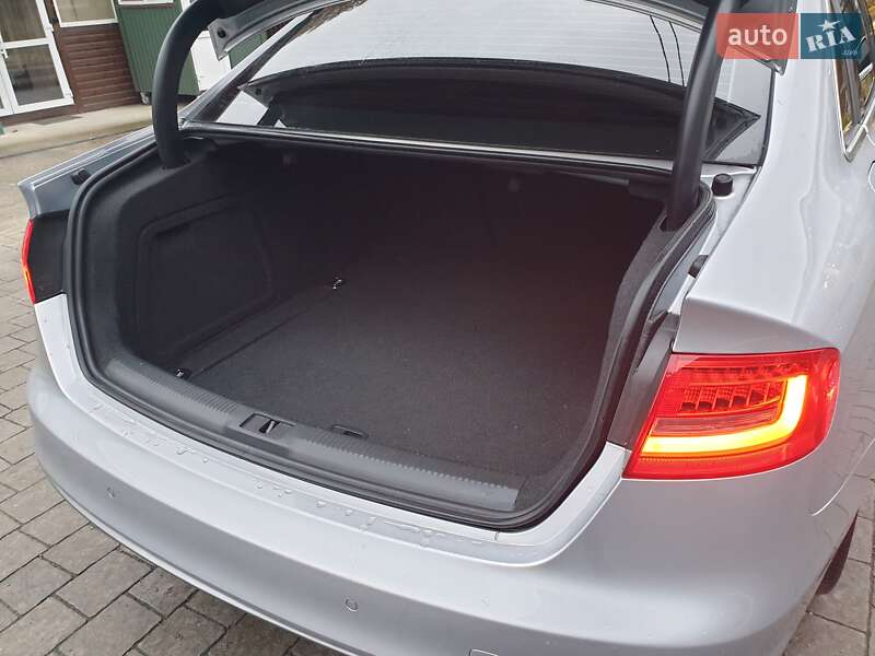 Седан Audi A4 2014 в Львове