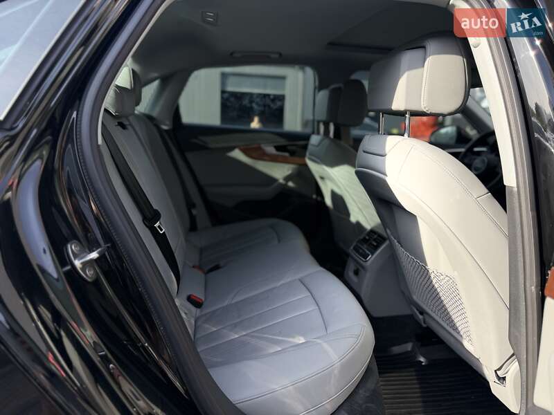 Седан Audi A4 2022 в Львове