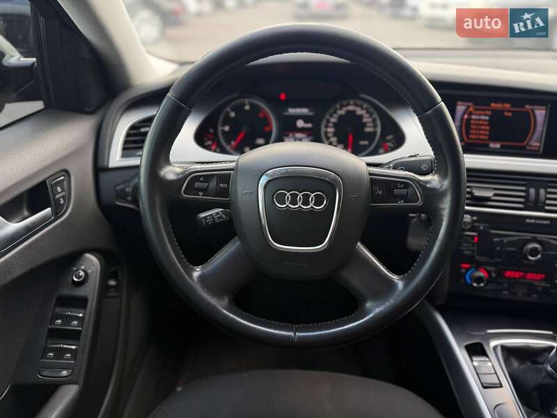 Седан Audi A4 2012 в Львові