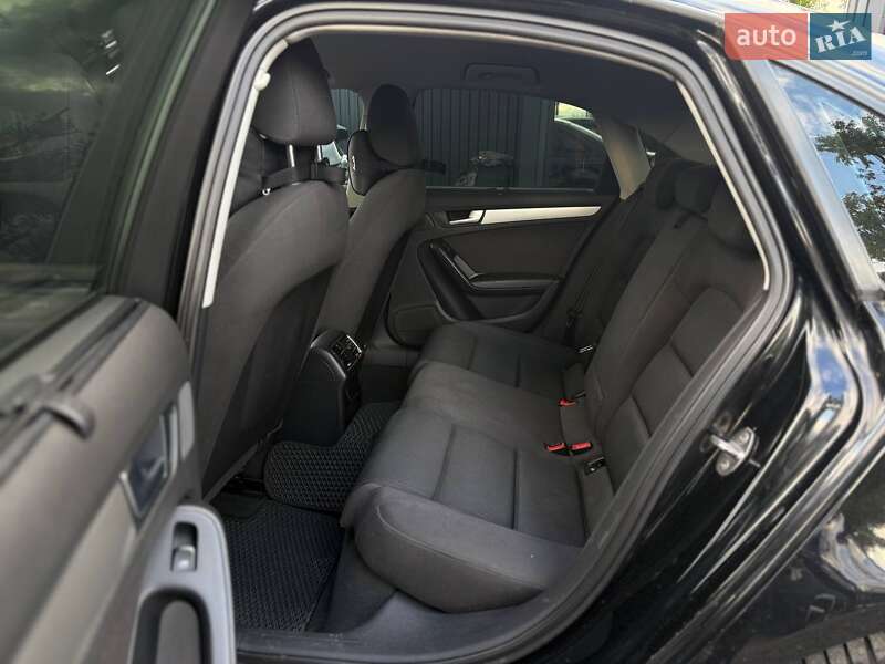 Седан Audi A4 2012 в Львові