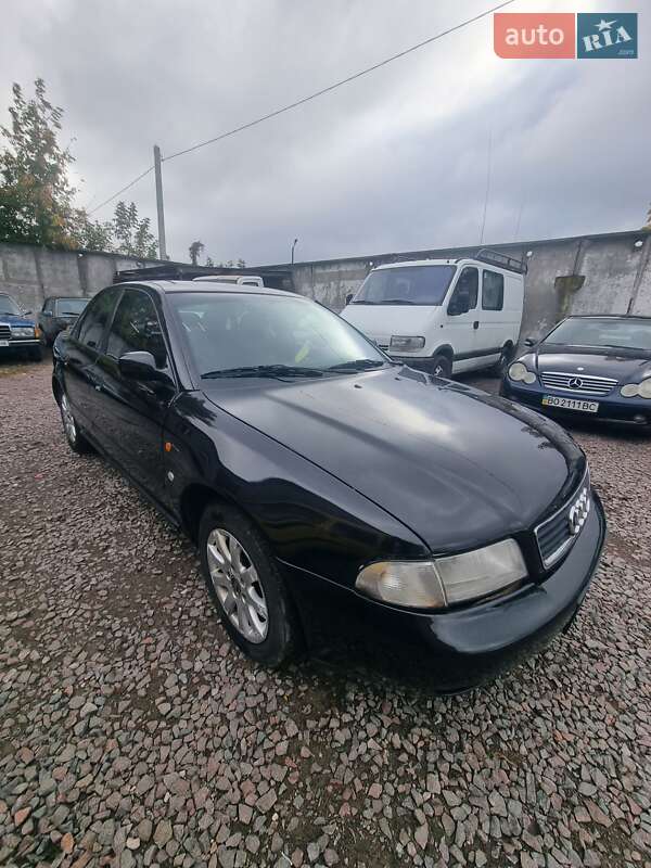 Седан Audi A4 1995 в Кременці
