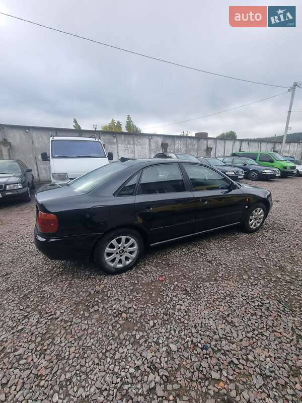 Седан Audi A4 1995 в Кременці